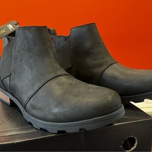 Women’s Sorel Emelie Chelsea black waterproof boats brand new. Size 10.5